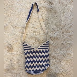 Knit macrame blue and cream zig zag striped crossbody shoulder bag